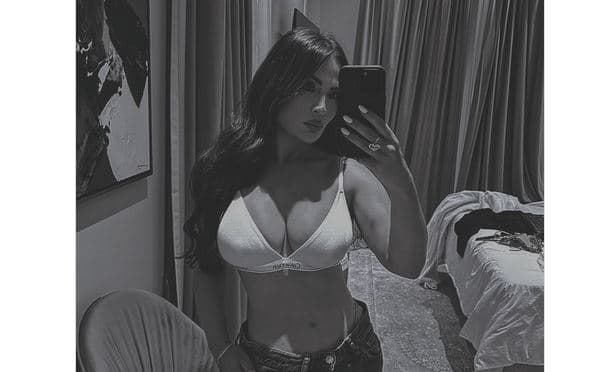 “Vera po vjen” - Rozana shfaqet në Instagram me një selfie bardh e zi