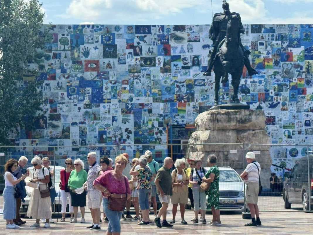 Dhëndri i Trumpit sot viziton Shqipërinë (VIDEO)