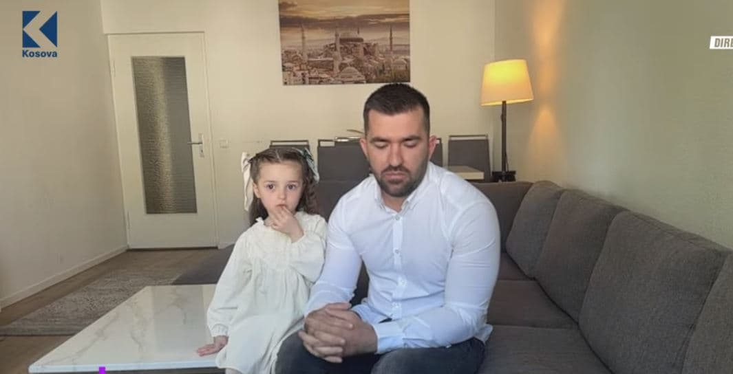 Mori zemrat e të gjithëve me këngë patriotike, 4 vjeçarja këndon në "Weekend" live me babain (VIDEO)