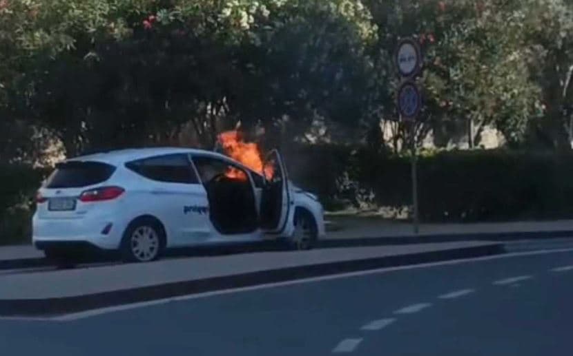 Përfshihet nga zjarri një veturë në Durrës