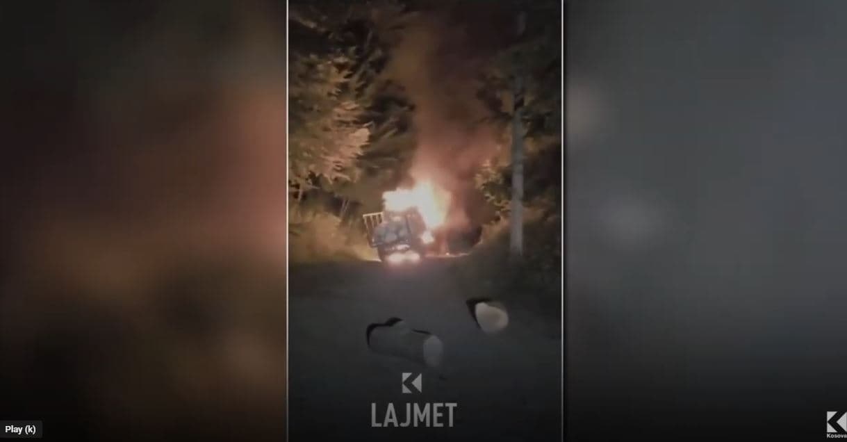 Hajnat e drunjëve, djegin automjetin e i ikin policisë (VIDEO)