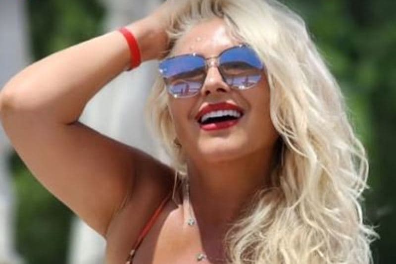 Mihrije Braha nis pushimet, pozon me bikini