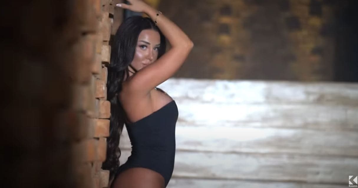 “E ke bërë gjoksin?”, modelja ndjehet e ofenduar nga deklarata e Arjolës (VIDEO)