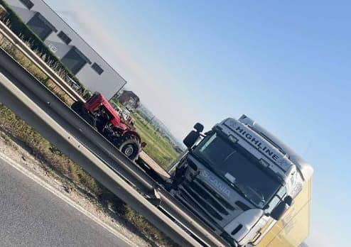Aksident në rrugën Prishtinë – Pejë, lëndohet traktoristi