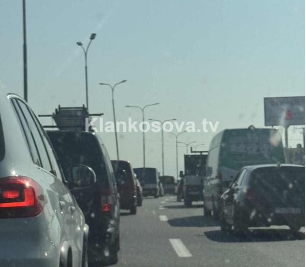 Aksidenti mes një kamioni dhe traktorit shkakton kolona të gjata (FOTO)