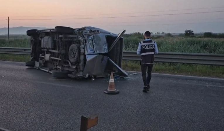 Lushnjë: Aksidentohet një furgon me pasagjerë – 7 të lënduar, 3 në gjendje të rëndë