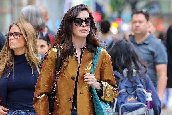 Anne Hathaway tregon fytyrën pa rrudha pas thashethemeve për operacione plastike