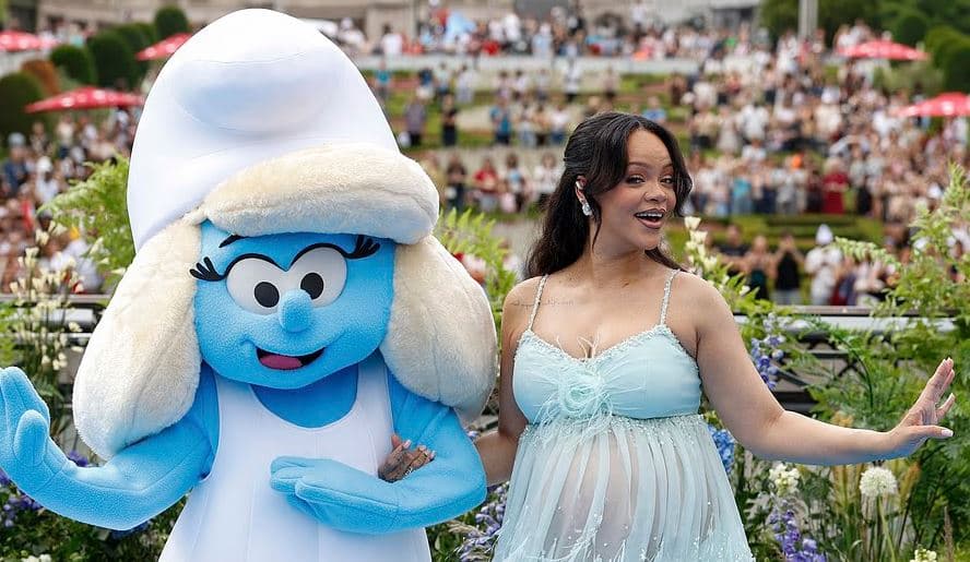 Kaq bukur duket Rihanna në premierën e "Smurfs" - pozon me fustan rrjetë