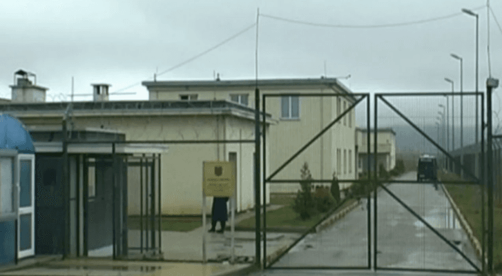 Dyshohet se fuste drogë në burg, arrestohet polici në Drenovë