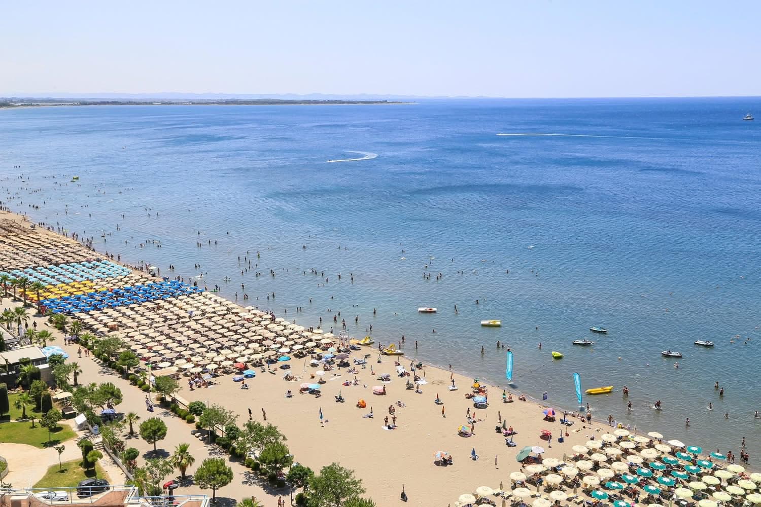 Plazhi publik i Shëngjinit, destinacion i preferuar për turistët këtë sezon