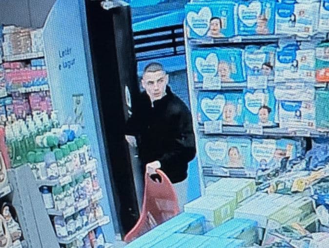 E njihni personin në fotografi? Lajmëroni policinë, po kërkohet për vjedhje