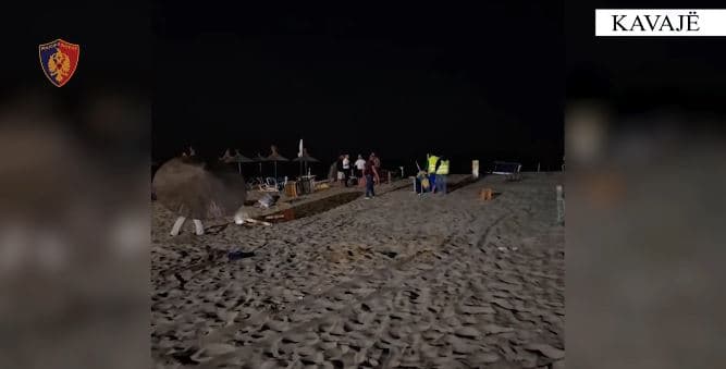 Policia sekuestron 70 çadra dhe shezlongë në Golem, ishin vendosur pa leje
