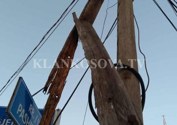 Ankohet banori i Fushë Kosovës: Shtylla e dëmtuar elektrike po na e rrezikon jetën