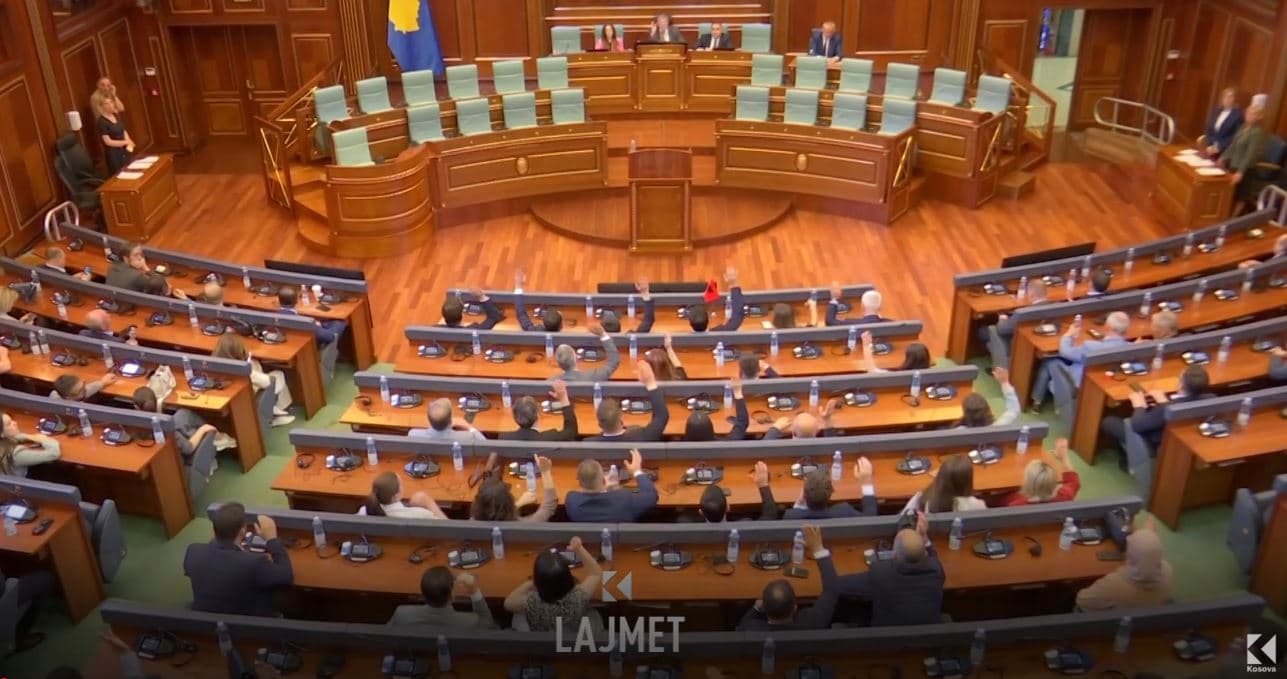 Politika “verore”: Gruaja e Rashiqit, në “pushime me gazetarët” (VIDEO)