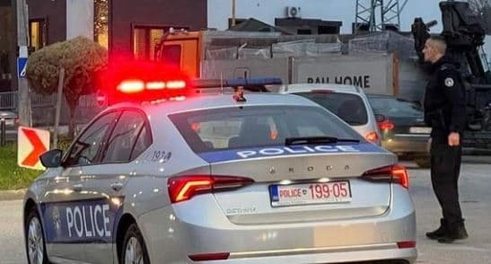 Policia ndalon shoferin në Ferizaj, i konfiskon armë, fishekë, drogë, telefon e veturë