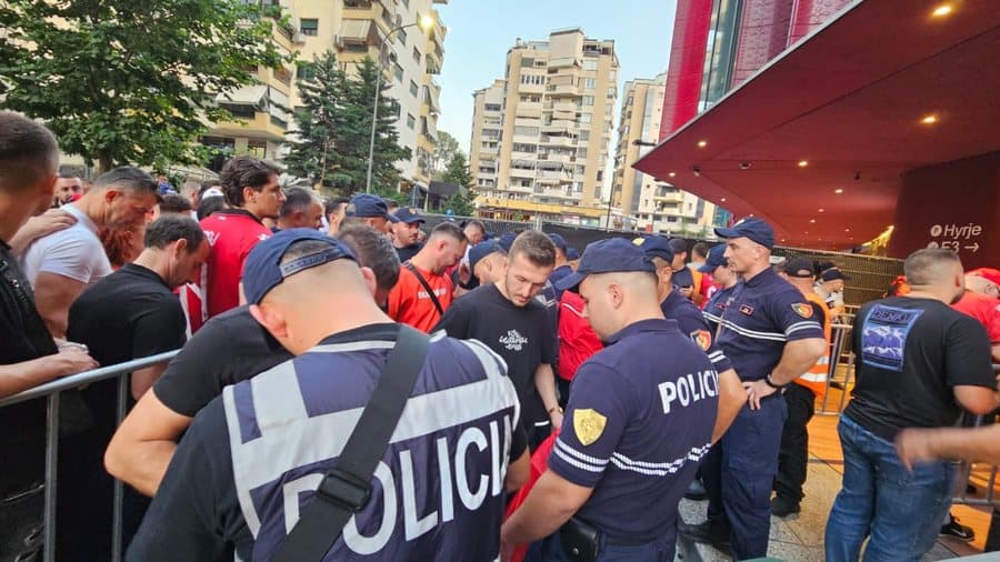 Ndeshja Shqipëri-Serbi: Polici u kap duke marrë para nga kosovarët, arrestohet