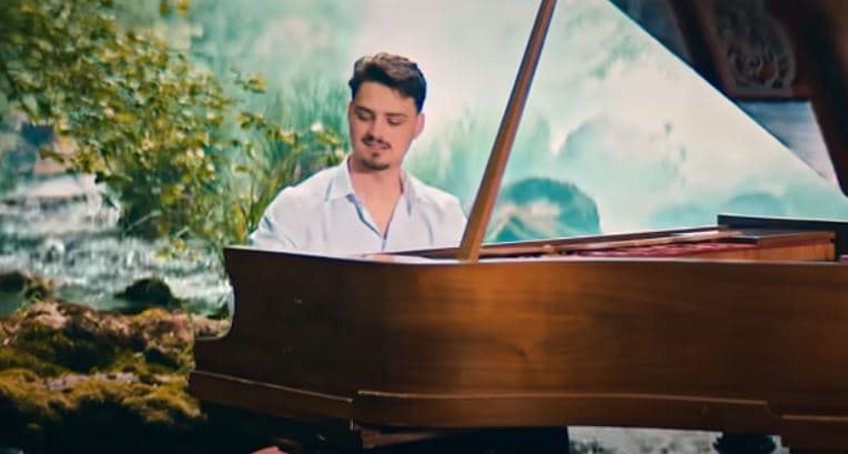 Pas publikimit të këngës “Dasmë shqiptare”, Riki tani ka një dhuratë për çifte (VIDEO)