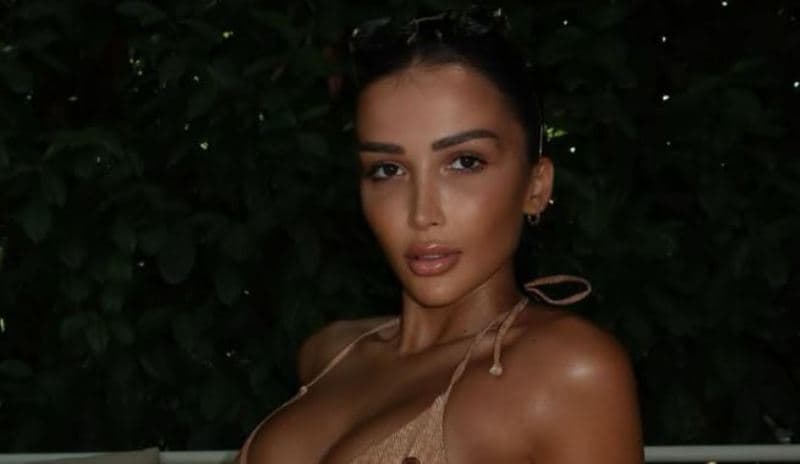 Xheneta pozon me bikini: Fjalët janë të lira, veprat e mia kushtojnë (FOTO)