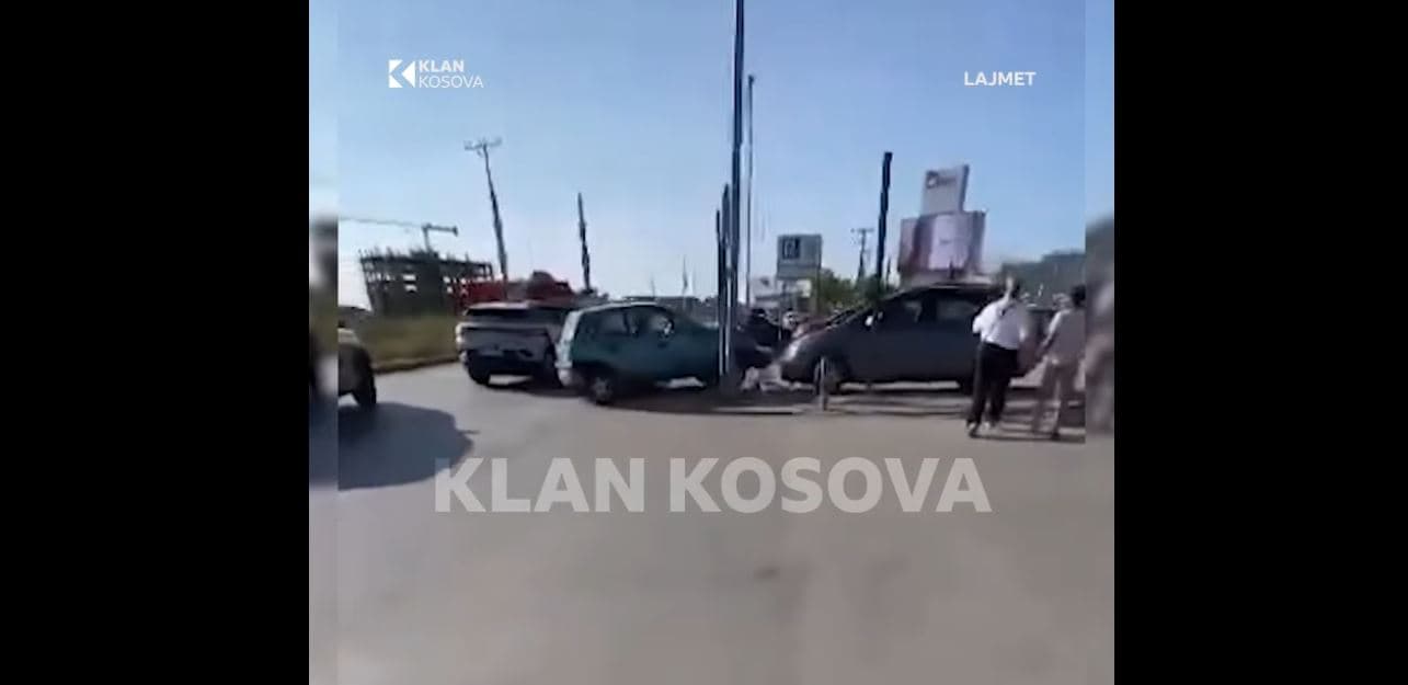 Aksident mes dy veturave në një qendër tregtare në Prishtinë (VIDEO)