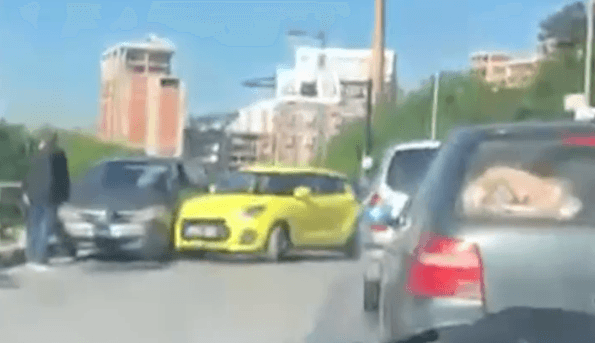 Aksident trafiku në lagjen Arbëria, rëndohet trafiku (PAMJE)