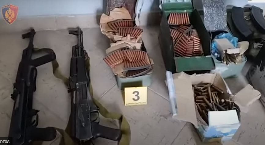 67-vjeçari i kishte murosur në banesë, zbulohet arsenal armësh në Vlorë (VIDEO)