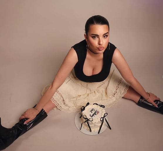 Armina Mevlani feston ditëlindjen e 34-të (VIDEO)