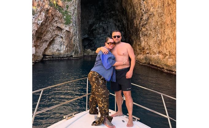 Dafina dhe Kreshniku pozojnë të lumtur në jaht