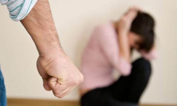 Konflikti verbal shpërthen në dhunë fizike, sulmohet një femër në Gjakovë