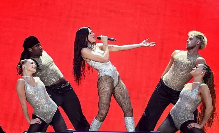 Dua Lipa solli befasi për fansat në debutimin emocional të Wembley