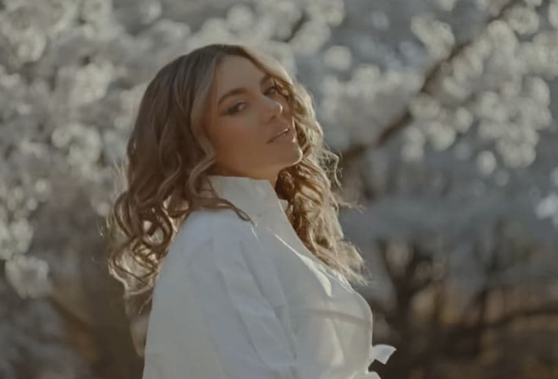 Elvana Gjata publikon këngën e re “Knojna” (VIDEO)
