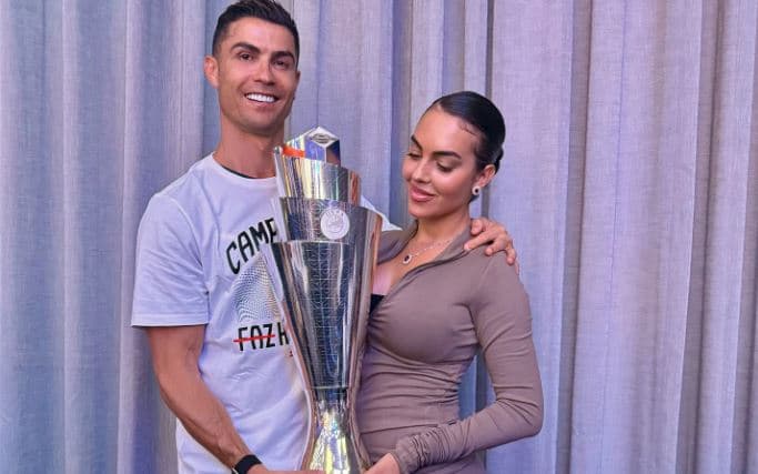Cristiano Ronaldo pozon krah Georginës me trofeun e Ligës së Kombeve