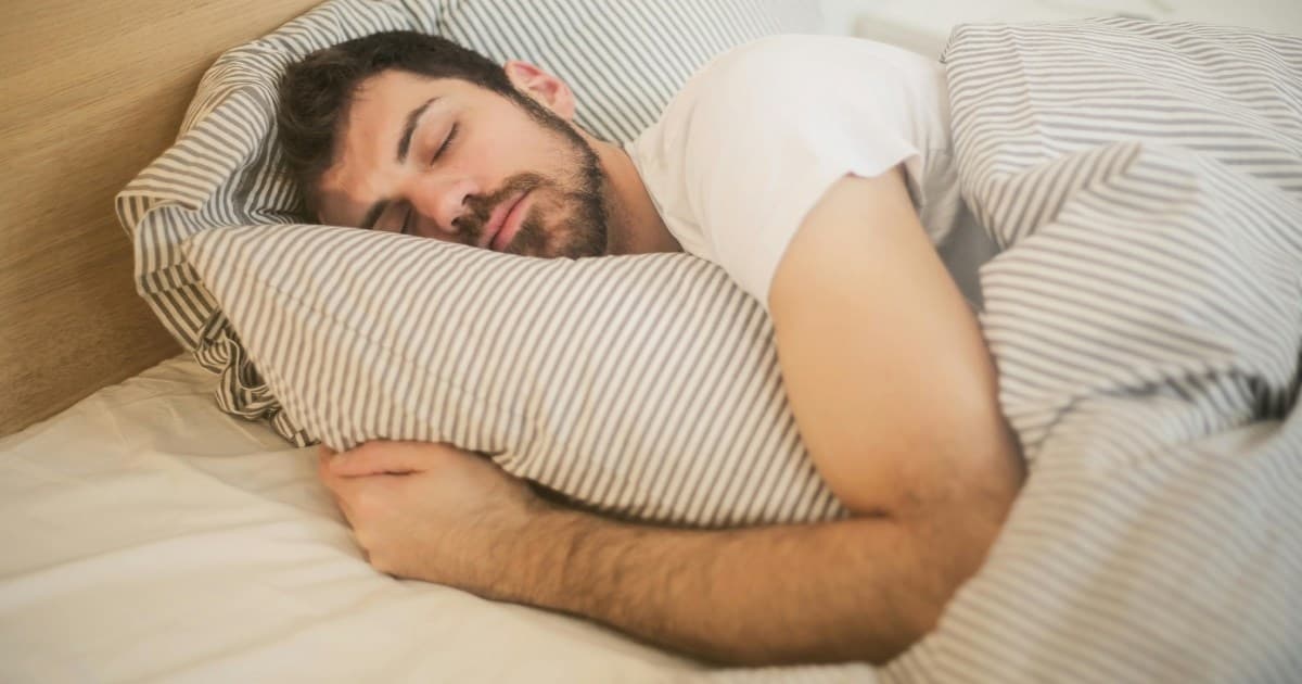 Këto zakone ndihmojnë të flini në më pak se 20 minuta