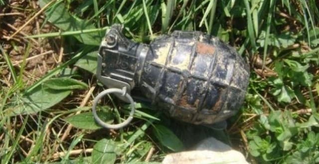 Qytetari duke pastruar gjen granatë dore në Zhabar të Mitrovicës