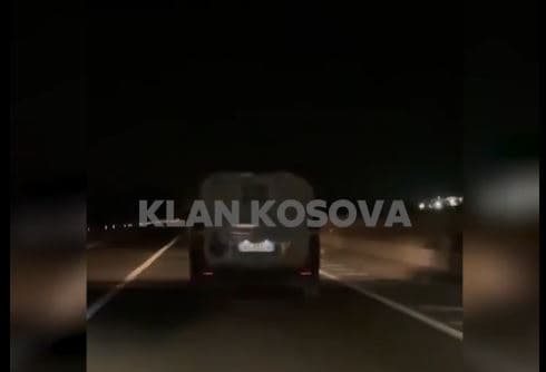 Vetura rrezikon trafikun pa drita sinjalizuese gjatë natës në rrugën Lezhë - Shënkoll (VIDEO)