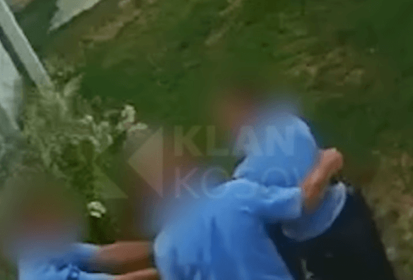 Momenti kur policët keqtrajtojnë të dyshuarin gjatë arrestimit në Klinë (VIDEO)