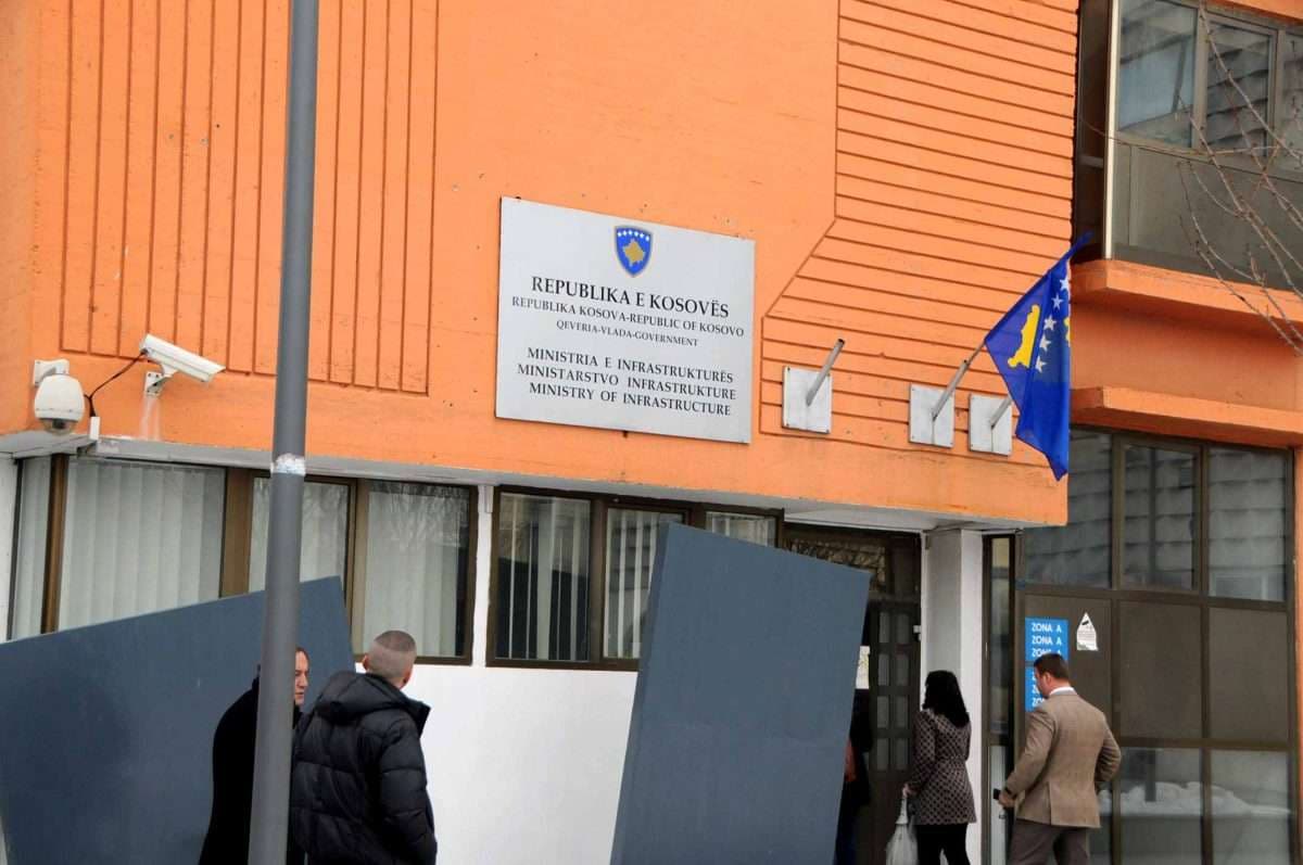 Katër zyrtarë të shtetit u kapën sot në Ministrinë e Infrastrukturës