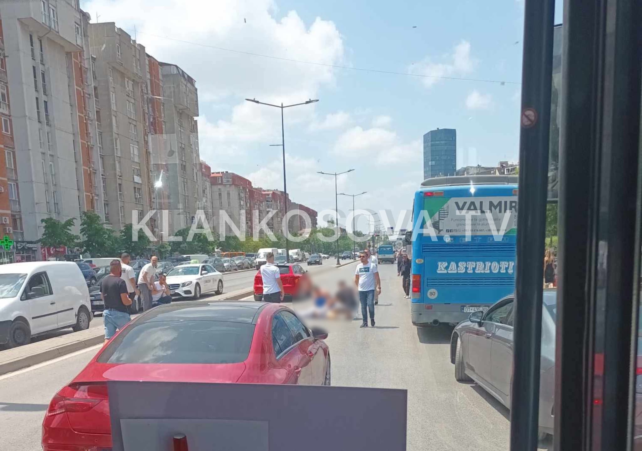 Gruaja që u godit nga vetura në Prishtinë dërgohet për trajtim mjekësor