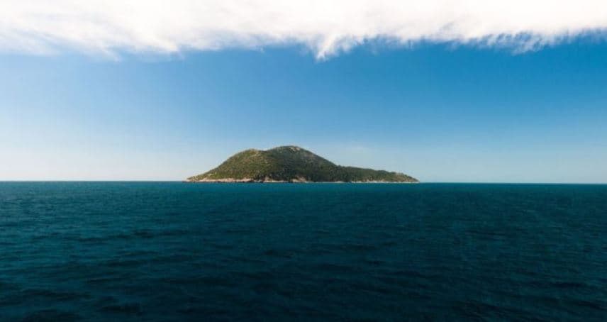 "The Guardian" jehonë bukurive të Shqipërisë: Sazani, ishulli i projektuar si ultraluksoz