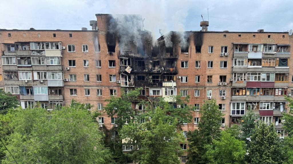 Katër të vrarë dhe disa të plagosur në sulmin masiv me dron rus në Kharkiv