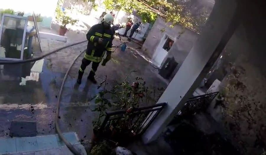 Merr flakë një shtëpi në Vlorë, e moshuara harroi sobën ndezur