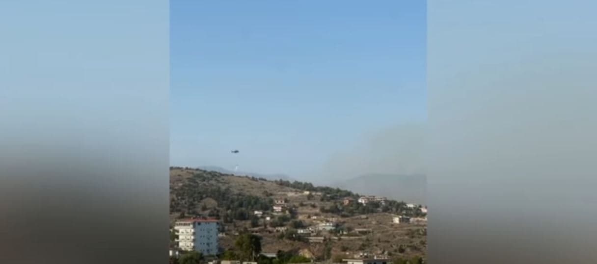 18 vatra zjarri për 24 orë në Shqipëri, helikopteri merr ujë nga deti për shuarjen e flakëve në Sarandë