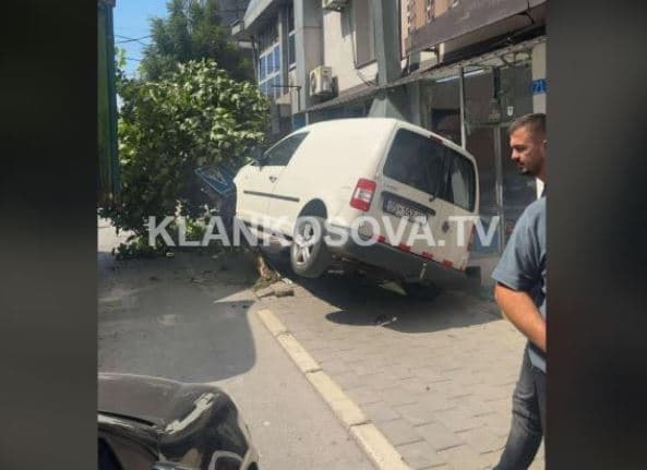 Aksident në Ferizaj, lëndohet një person - vetura dëmtoi edhe një lokal