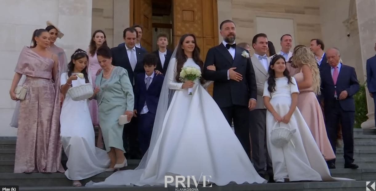 Emocionuese, martesa e Teuta Rugovës me detaje rrënqethëse (VIDEO)