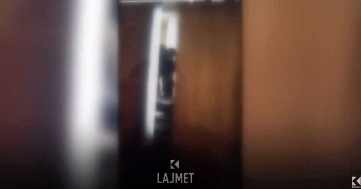 Ridënimi për ish-mësuesin: Për puthjen ndaj nxënëses do të rrijë në burg mbi 3 vjet, jo 15 (VIDEO)