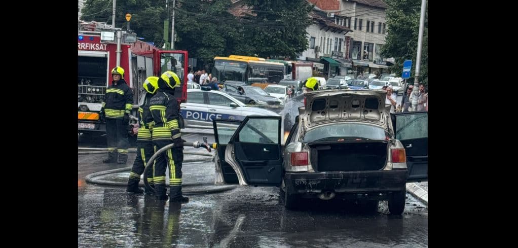 Vihet nën kontroll zjarri që shpërtheu në një veturë në qendër të Prishtinës