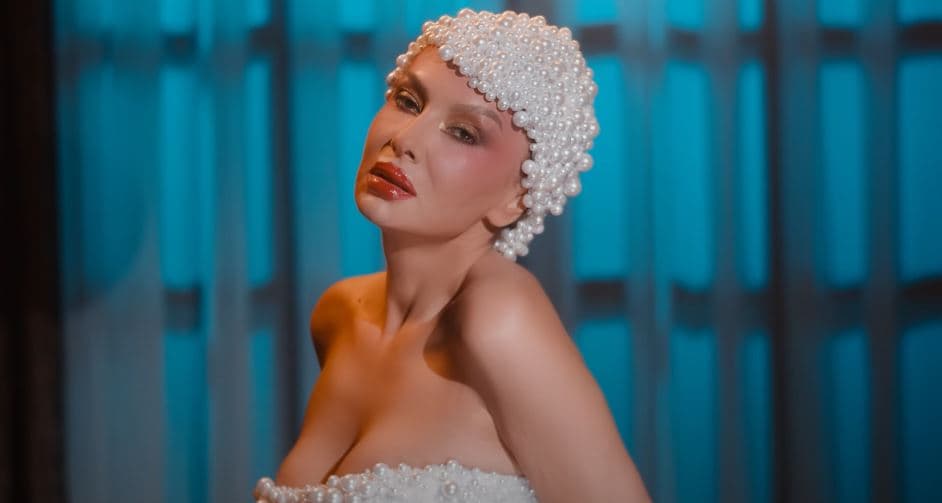 Adelina Ismaili publikon pesë këngë: Kushtuar grave e vajzave që guxojnë t’i thonë STOP dhunës (VIDEO)