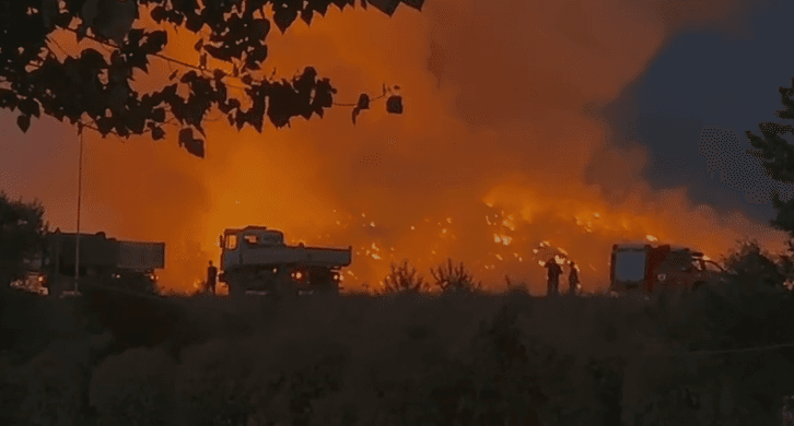 Zjarri në vendin e mbetjeve urbane në Elbasan s’është shuar as pas 72 orësh