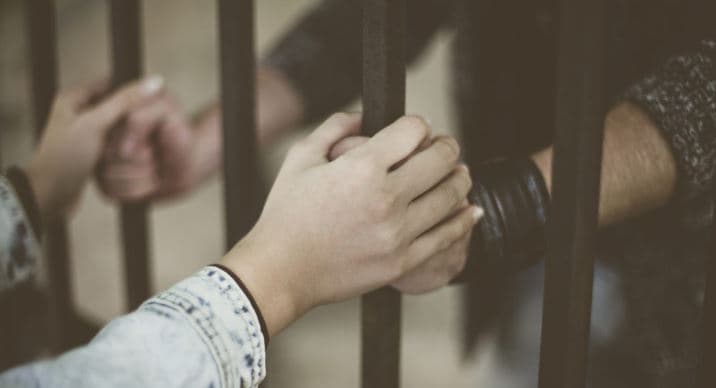 Vizitat sekrete të vajzave të shoubizit në burgje, avokati: Nuk është bërë shkelje e ligjit