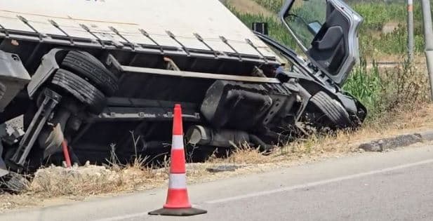 Aksidentohet kamioni në Prishtinë, lëndohen shoferi dhe tre pasagjerët