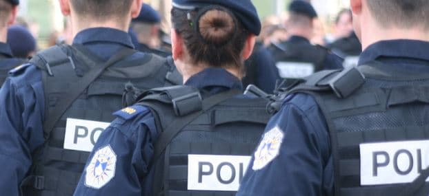 Një burrë sulmon policen në Han të Elezit